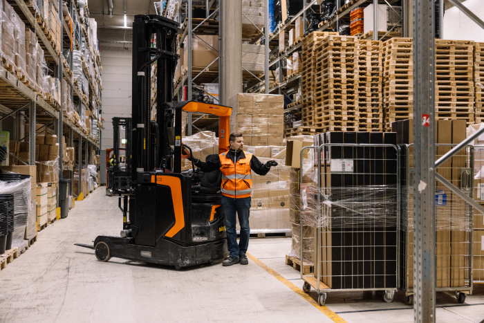 puettava viivakoodinlukija kulkee mukana hyllyttäjän työssä Kuva Tuukka Kiviranta