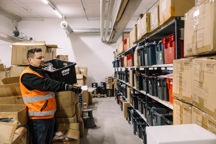 logistiikkapäällikkö Olli-Pekka Hautamäki esittelee ProGloven lukuetäisyyttä Kuva Tuukka Kiviranta