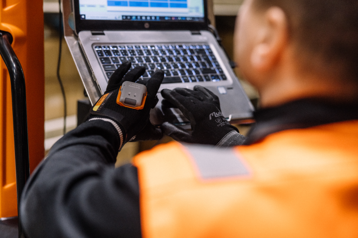 logistiikkapäällikkö Olli-Pekka Hautamäki hoitaa kirjauksia trukkipäätteellä Kuva Tuukka Kiviranta