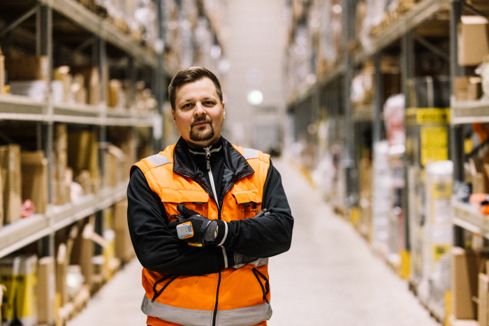 Veljekset Keskisen logistiikkapäällikkö Olli-Pekka Hautamäki pitää ProGlovesta Kuva Tuukka Kiviranta