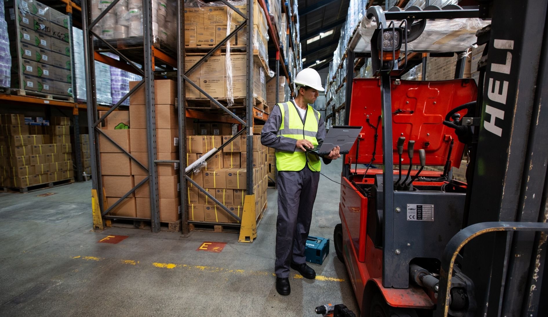 mies-varastossa-trukin-vieressä-credit-Panasonic