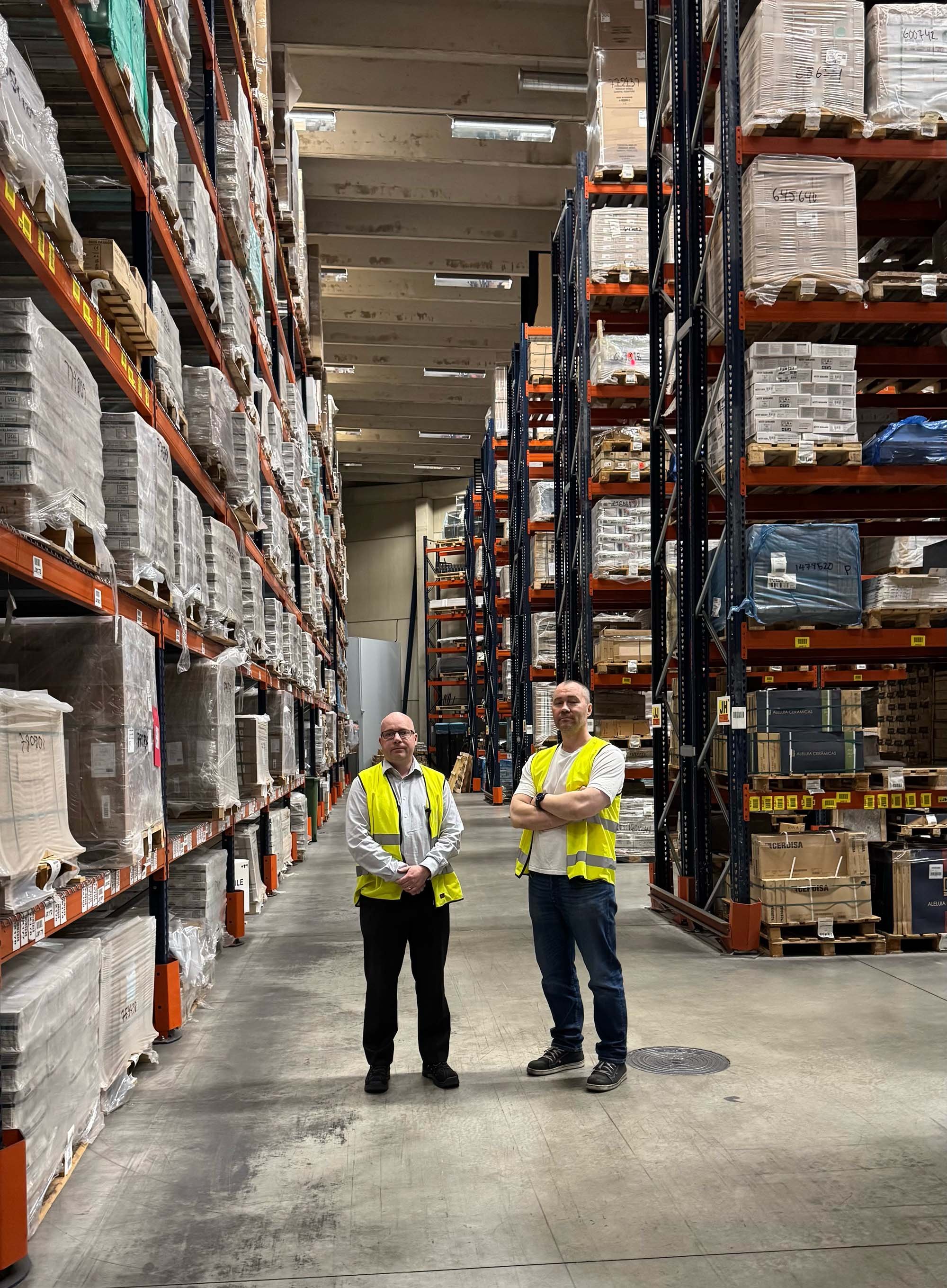 Laattapisteen Supply Chain Director Antti Tarkkala ja varastopäällikkö Marcus Pyykönen